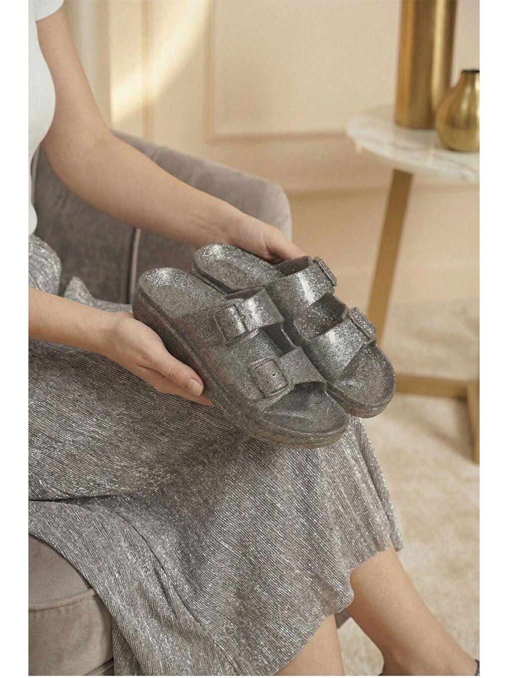 Gri Lotu Kadın Işıltılı Çift Tokalı Anatomik Tabanlı Günlük Terlik - Simli-4
