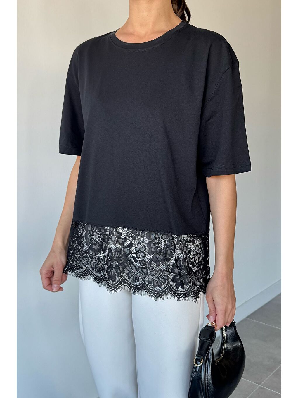 Siyah Kadın Dantel Detaylı Tişört-1