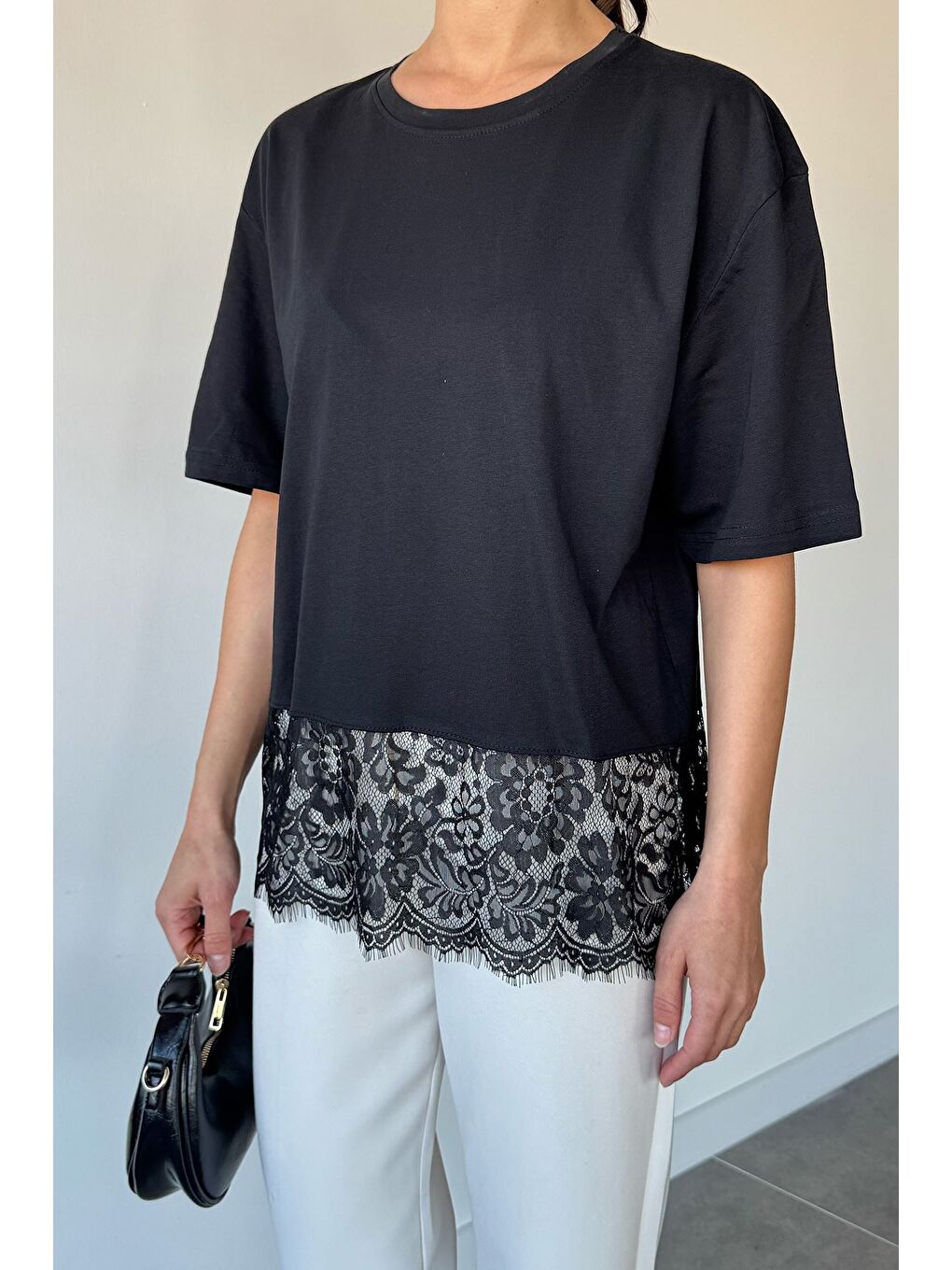 Siyah Kadın Dantel Detaylı Tişört-2
