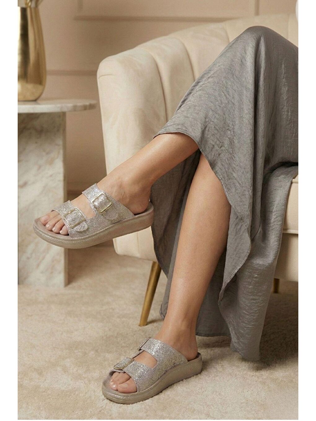 Sarı Lotu Kadın Işıltılı Çift Tokalı Anatomik Tabanlı Günlük Terlik - Simli-1