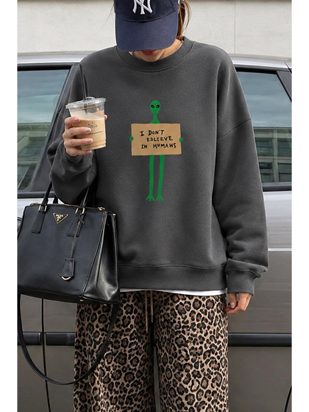 Antrasit Kadın Premium Kumaş 3 İplik Şardonlu Uzaylı Baskılı Sweatshirt