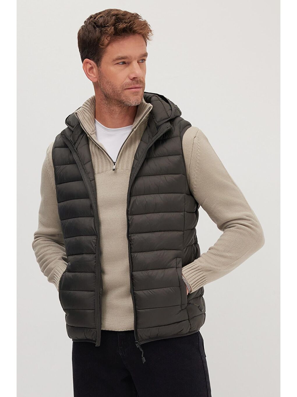 Erkek Relax Fit Rahat Kesim Sıfır Kol Kapüşonlu Çift Cepli Fermuarlı Sıcak Tutan Haki Şişme Yelek-4