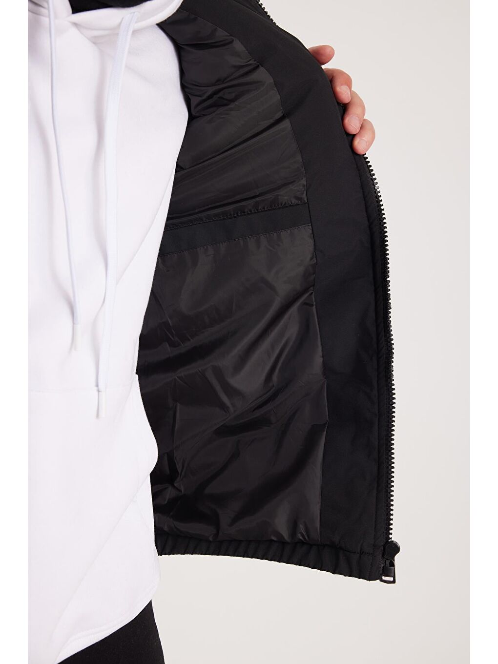 Erkek Regular Fit Klasik Kesim Kürk Detaylı Dik Yaka Çift Cepli Sıcak Tutan Siyah Yelek-2