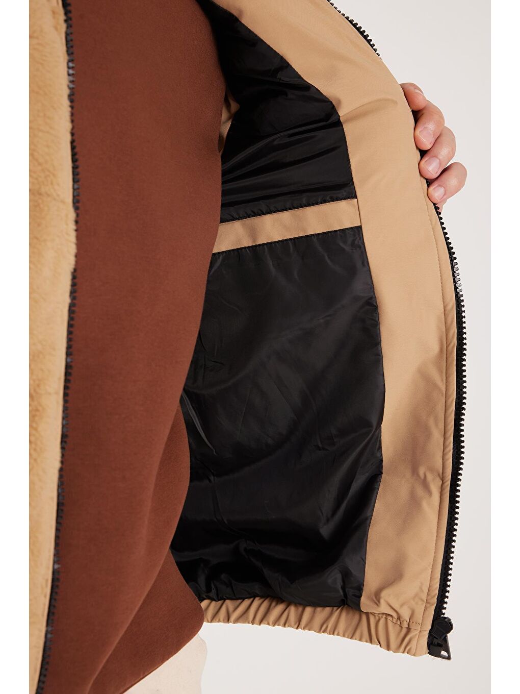 Bej Erkek Regular Fit Klasik Kesim Kürk Detaylı Dik Yaka Çift Cepli Sıcak Tutan Taş Yelek-2