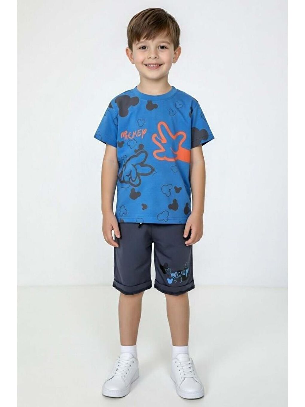 Erkek Çocuk Üzerinde El Digital Baskılı ve Ayıcık Desenli Mavi Şortlu Takım