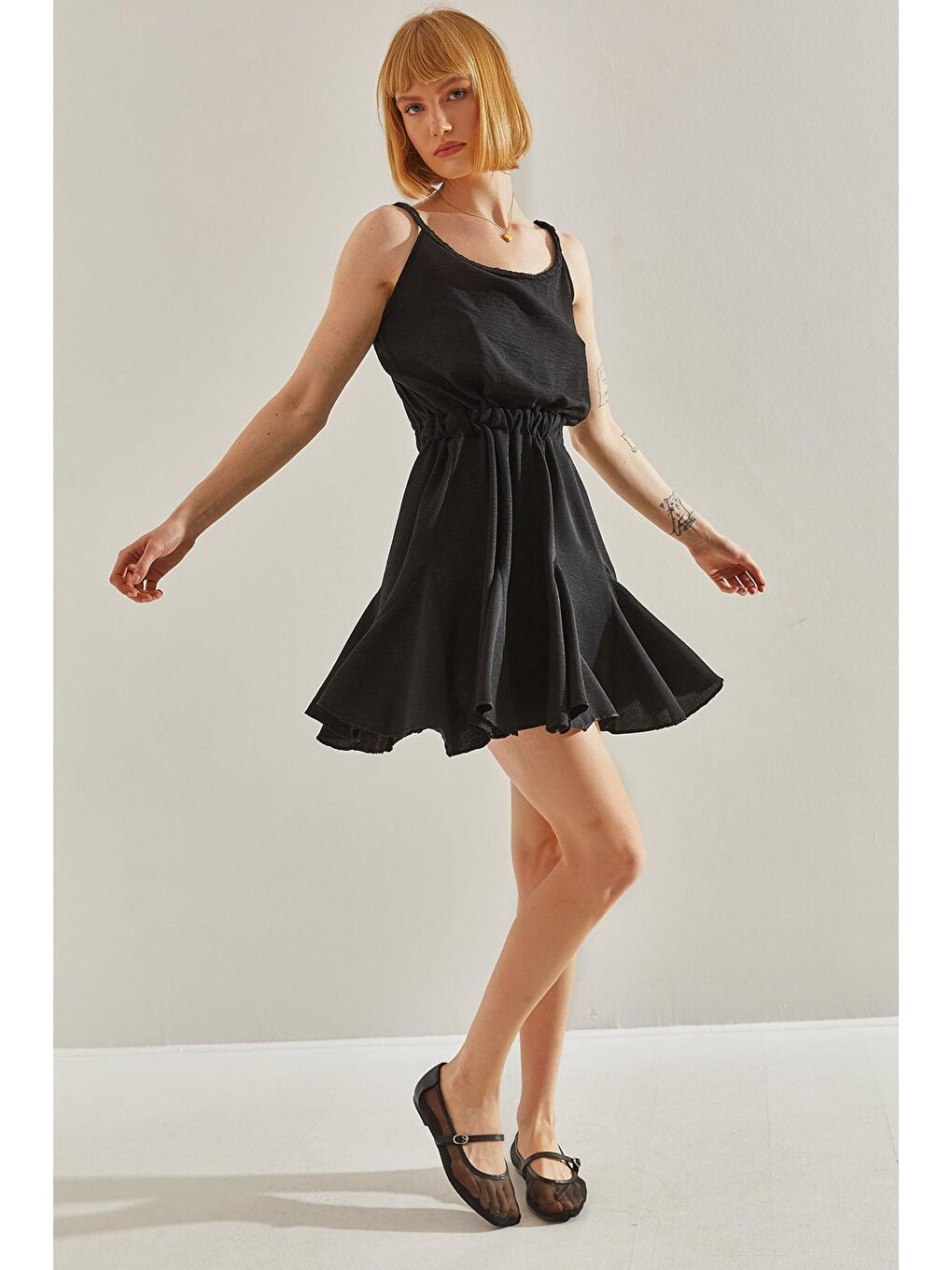 Siyah Kadın Yakası Örgü Detaylı Etek Ucu Volanlı Askılı Elbise