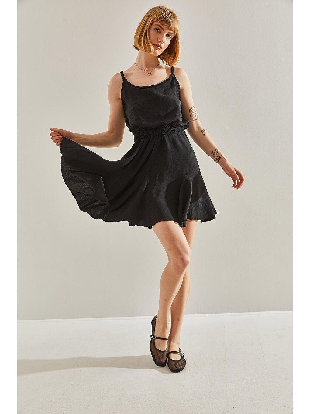 Siyah Kadın Yakası Örgü Detaylı Etek Ucu Volanlı Askılı Elbise-1