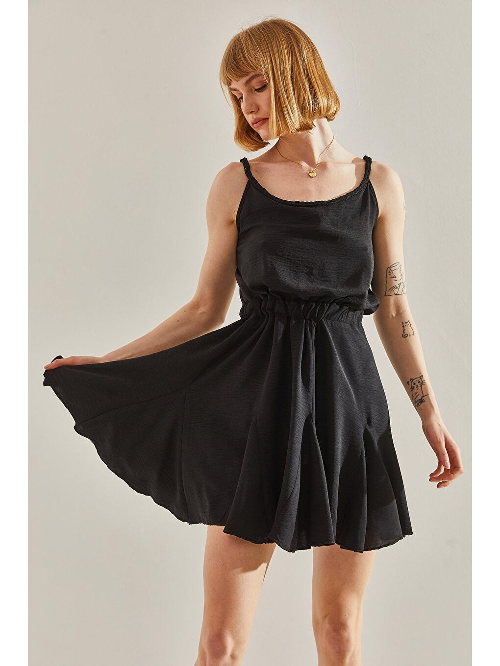 Siyah Kadın Yakası Örgü Detaylı Etek Ucu Volanlı Askılı Elbise-2