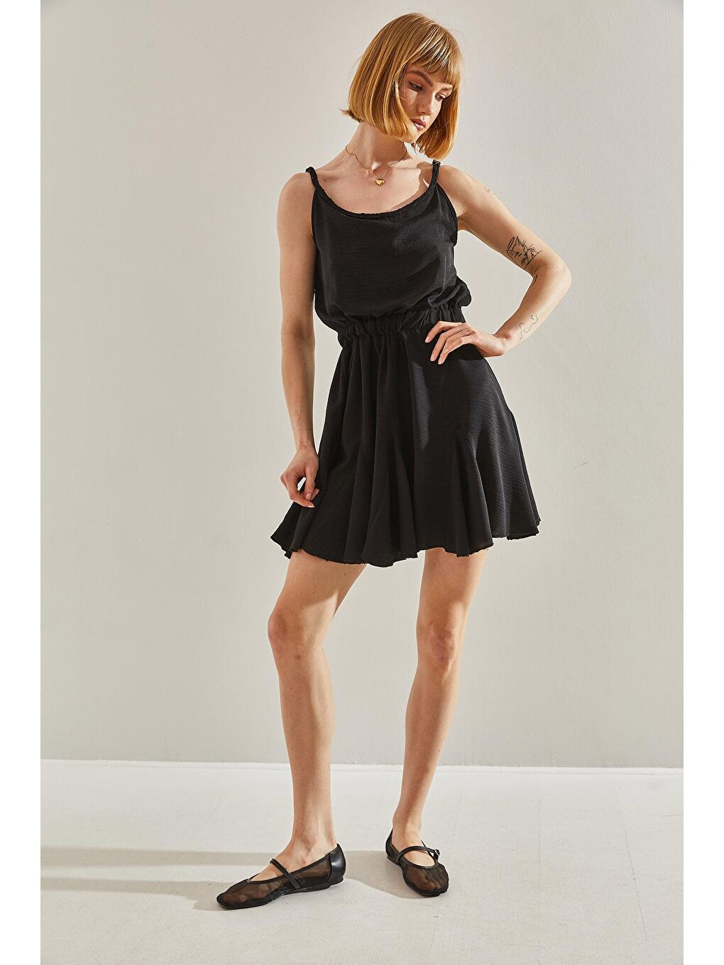 Siyah Kadın Yakası Örgü Detaylı Etek Ucu Volanlı Askılı Elbise-3