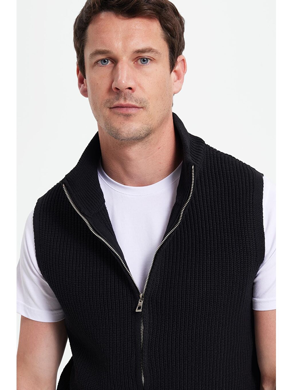 Erkek Standart Fit Normal Kesim Fermuarlı Dik Yaka Sıcak Tutan Siyah Triko Yelek-1
