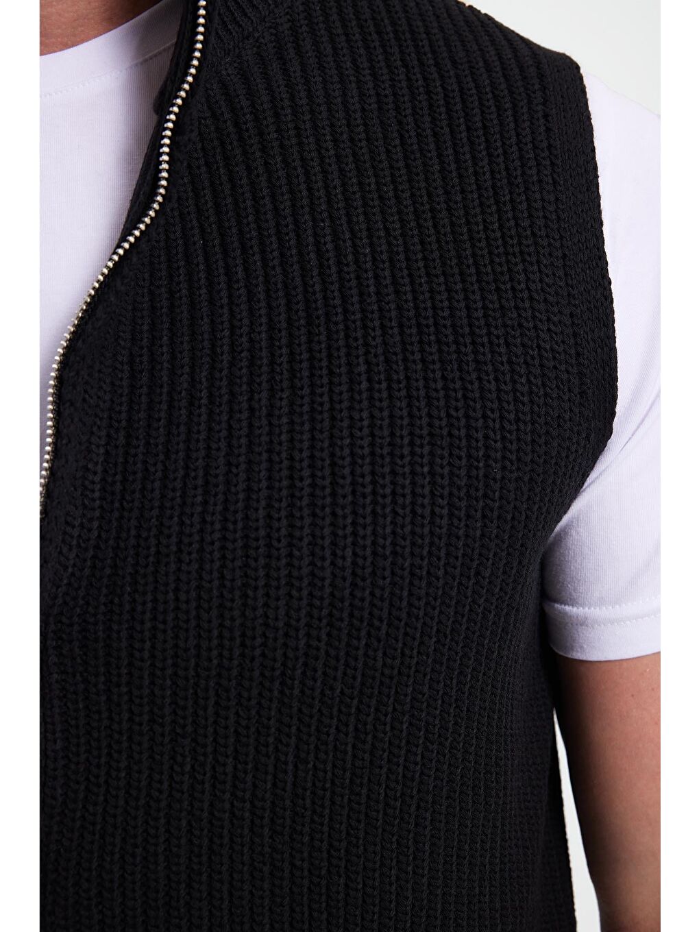 Erkek Standart Fit Normal Kesim Fermuarlı Dik Yaka Sıcak Tutan Siyah Triko Yelek-4