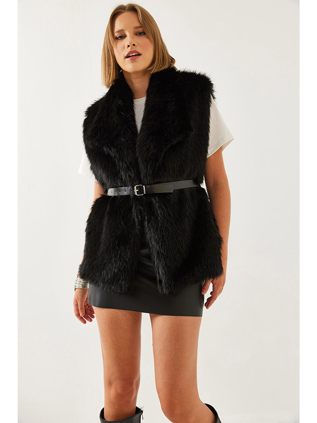 Siyah Kadın Kürklü Kemerli Yelek-5