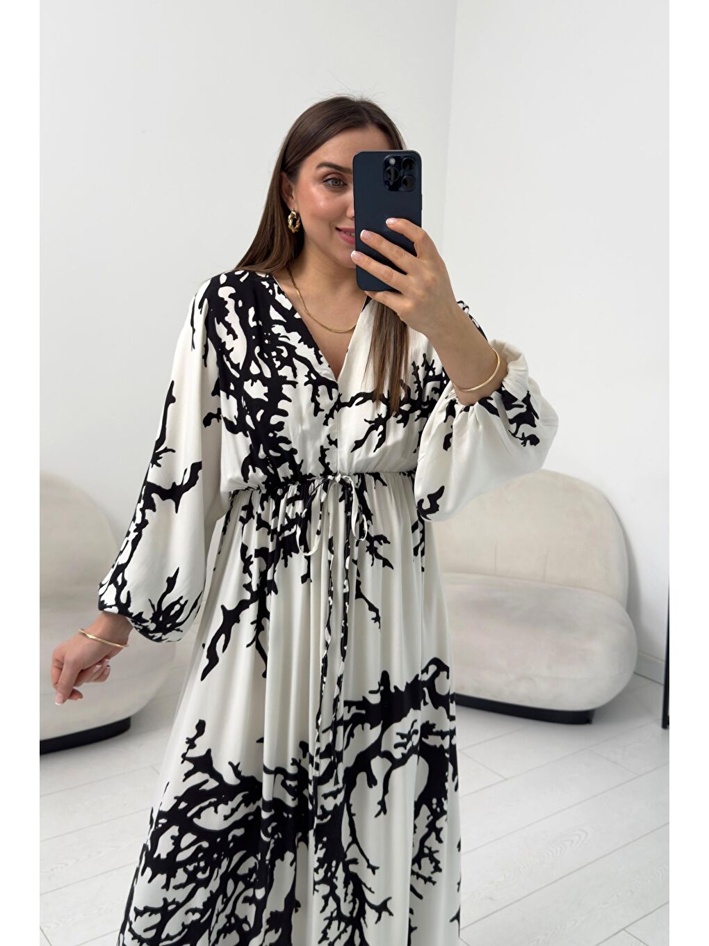 V Yaka Desenli Uzun Kollu Beyaz Uzun Elbise-1
