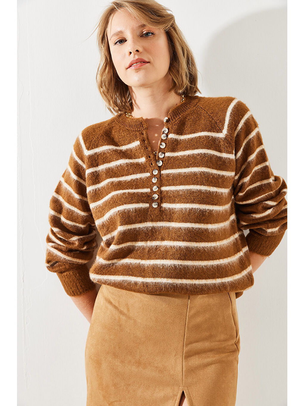 Kahverengi Kadın Şardonlu Çizgili Düğmeli Triko Kazak-1