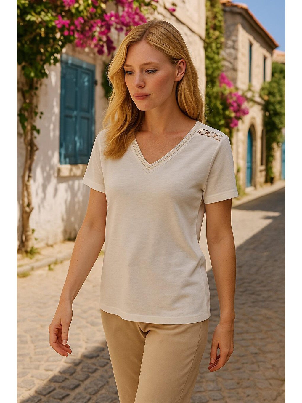 Ekru Pamuklu Regular Fit Dantel Detaylı V Yaka Bluz 25Y1201K1-2