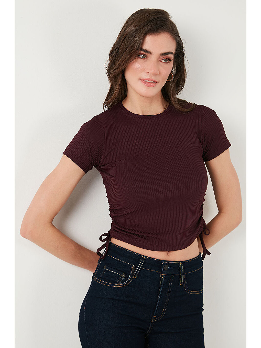 Kırmızı Yanlardan Büzgülü Kısa Kollu Crop Kadın Bluz 5864010-1