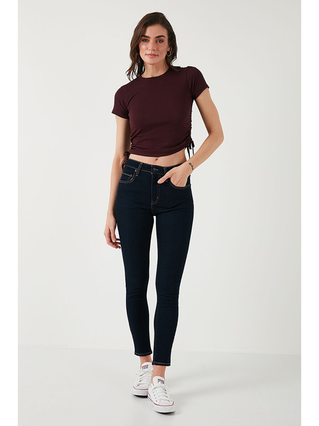 Kırmızı Yanlardan Büzgülü Kısa Kollu Crop Kadın Bluz 5864010-2