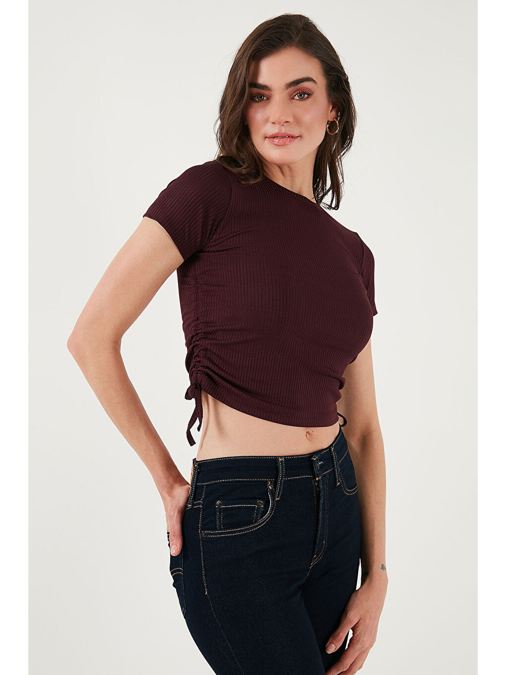 Kırmızı Yanlardan Büzgülü Kısa Kollu Crop Kadın Bluz 5864010-3