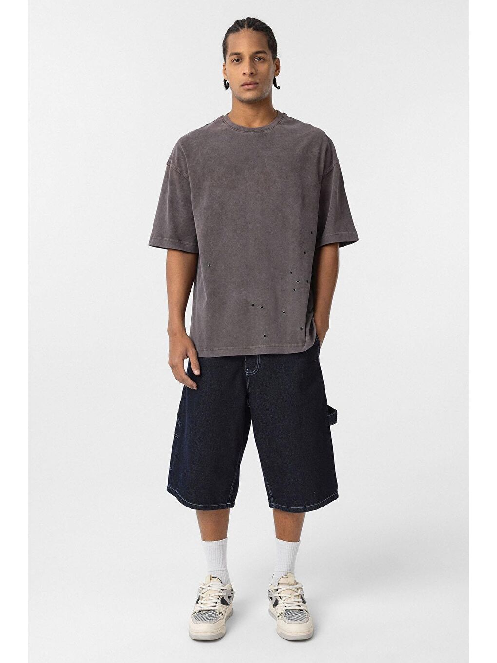 Kahverengi Yıkamalı Metal Detaylı Oversize Tişört Kahve