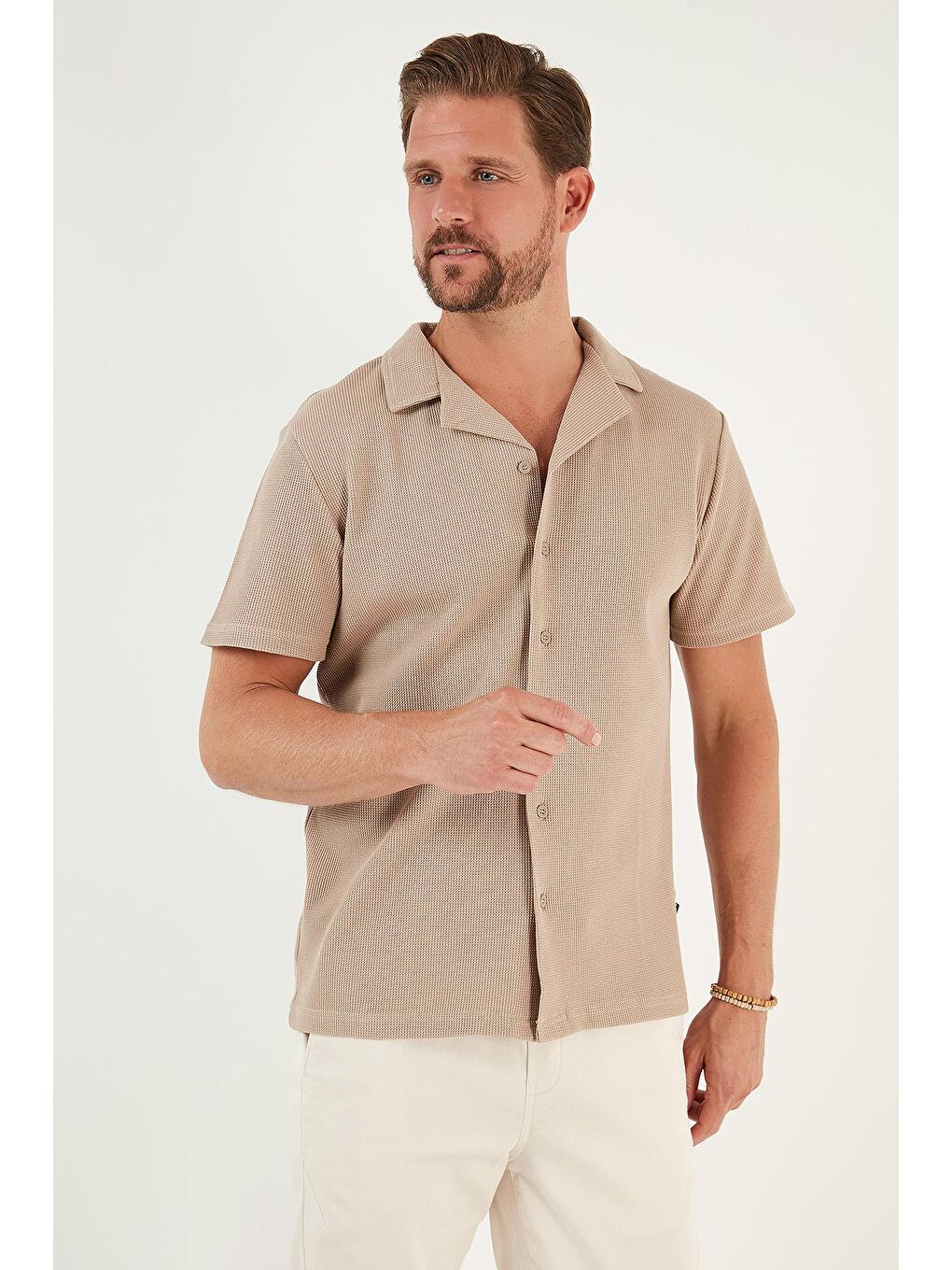 Bej Pamuklu Regular Fit Apaş Yaka Kısa Kollu Gömlek 5902700-2