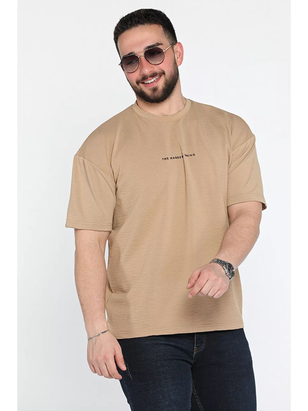 Ekru Erkek Silikon Yazı Baskılı Kendinden Desenli Tişört