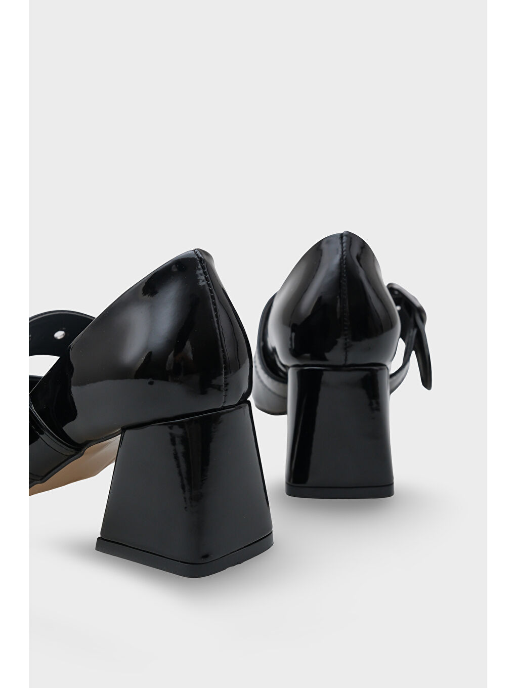 Siyah Catherin Sivri Burunlu Kalın Orta Topuklu Bantlı Kadın Ayakkabı-3