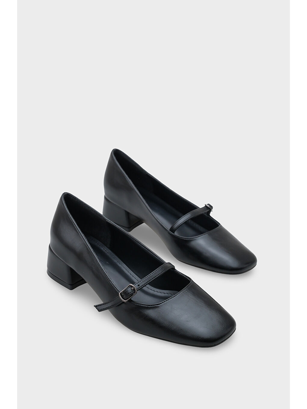 Siyah Elyn Kısa Topuklu Küt Burunlu Bantlı Mary Jane Kadın Ayakkabı-1