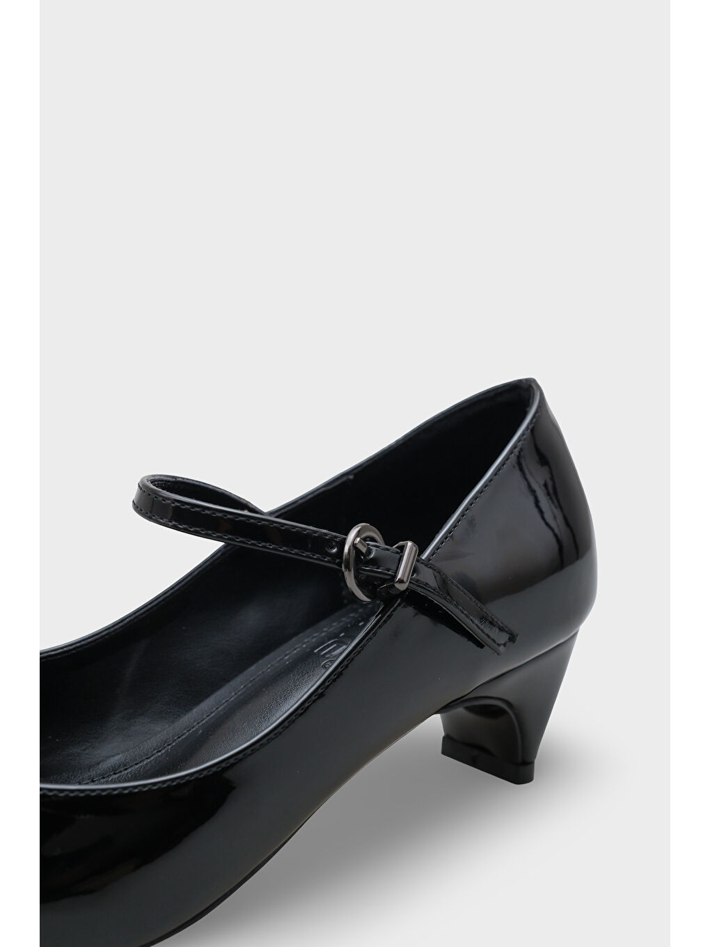 Siyah Amalia Bantlı Kısa Topuklu Sivri Burunlu Rugan Görünümlü Kadın Ayakkabı-3