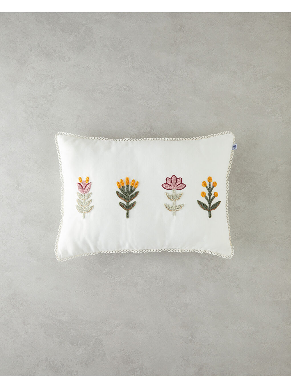 Zairan Punch Nakışlı Dekoratif Kırlent 33x50 cm Ekru