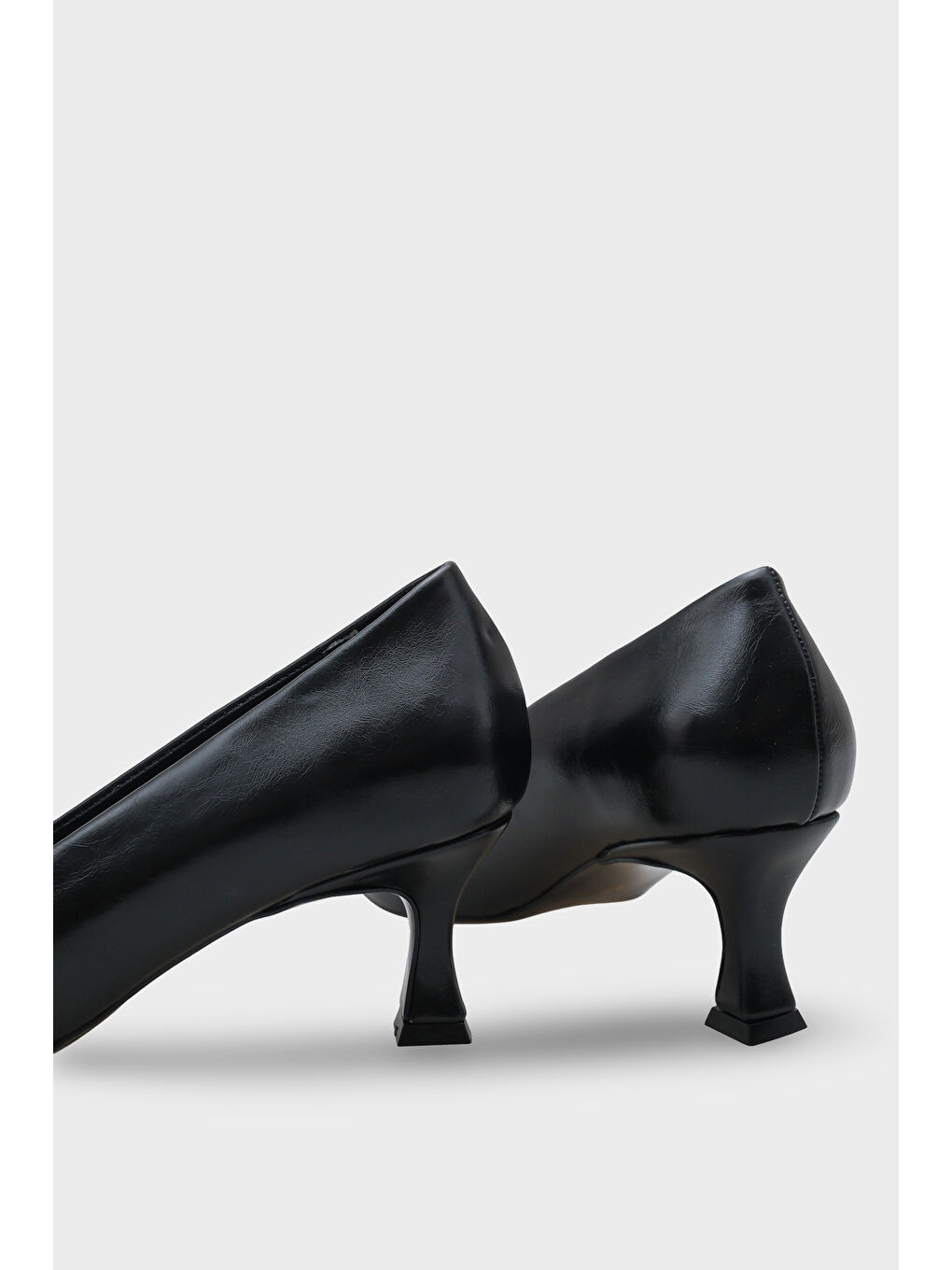 Siyah Mirabel Sivri Burunlu Tokalı Orta Topuklu Kadın Ayakkabı-3