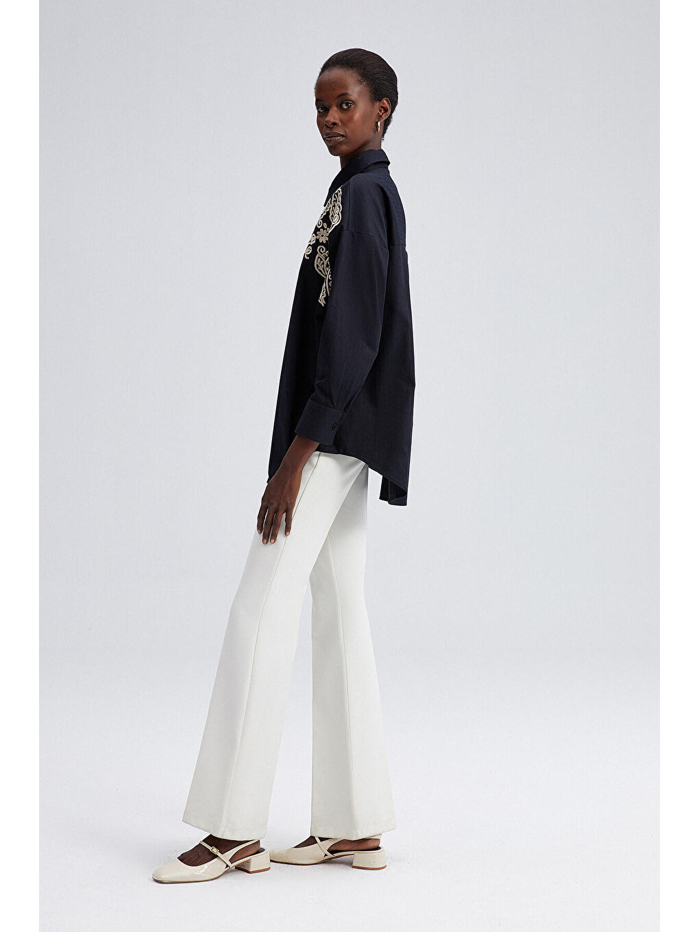 Siyah Önü Nakışlı Oversize Gömlek-2