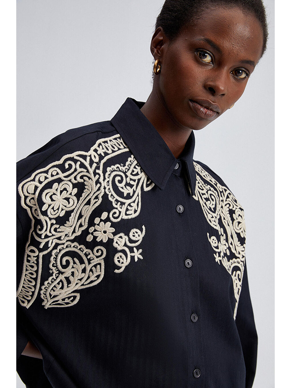 Siyah Önü Nakışlı Oversize Gömlek-4