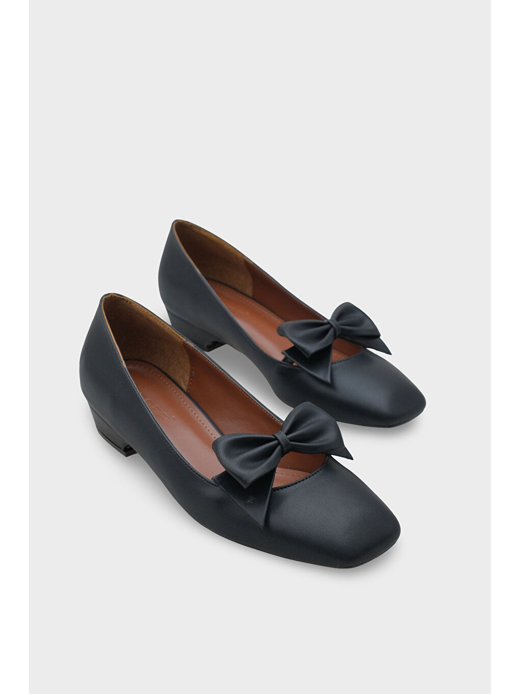 Siyah Helaina Kısa Topuklu Fiyonklu Kadın Ayakkabı-1