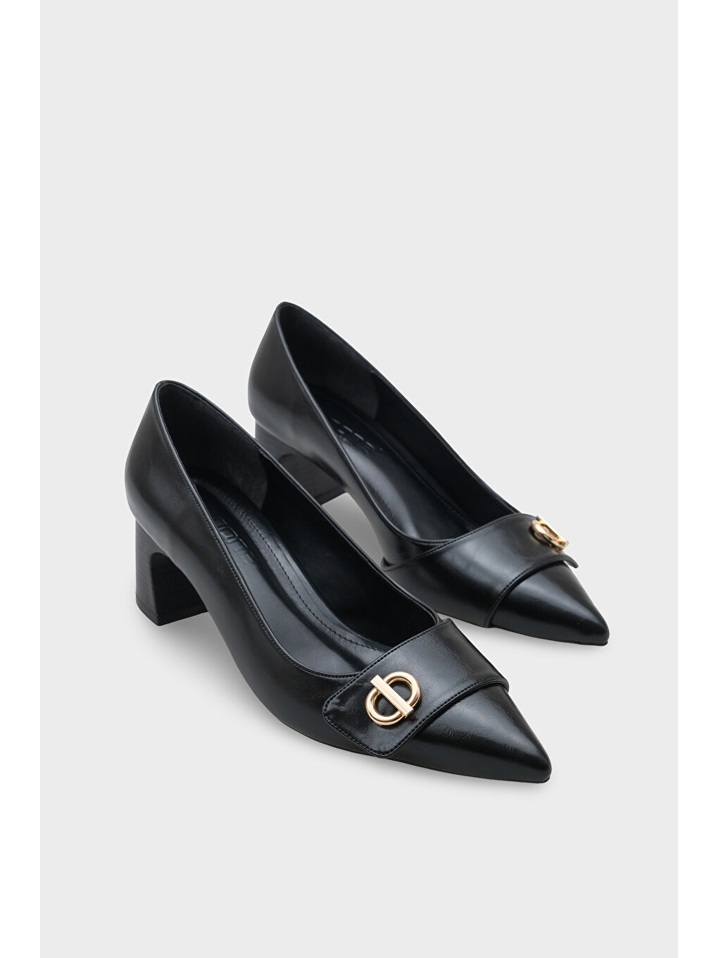 Siyah April Ahşap Orta Boy Topuklu Metal Tokalı Sivri Burunlu Kadın Ayakkabı-1