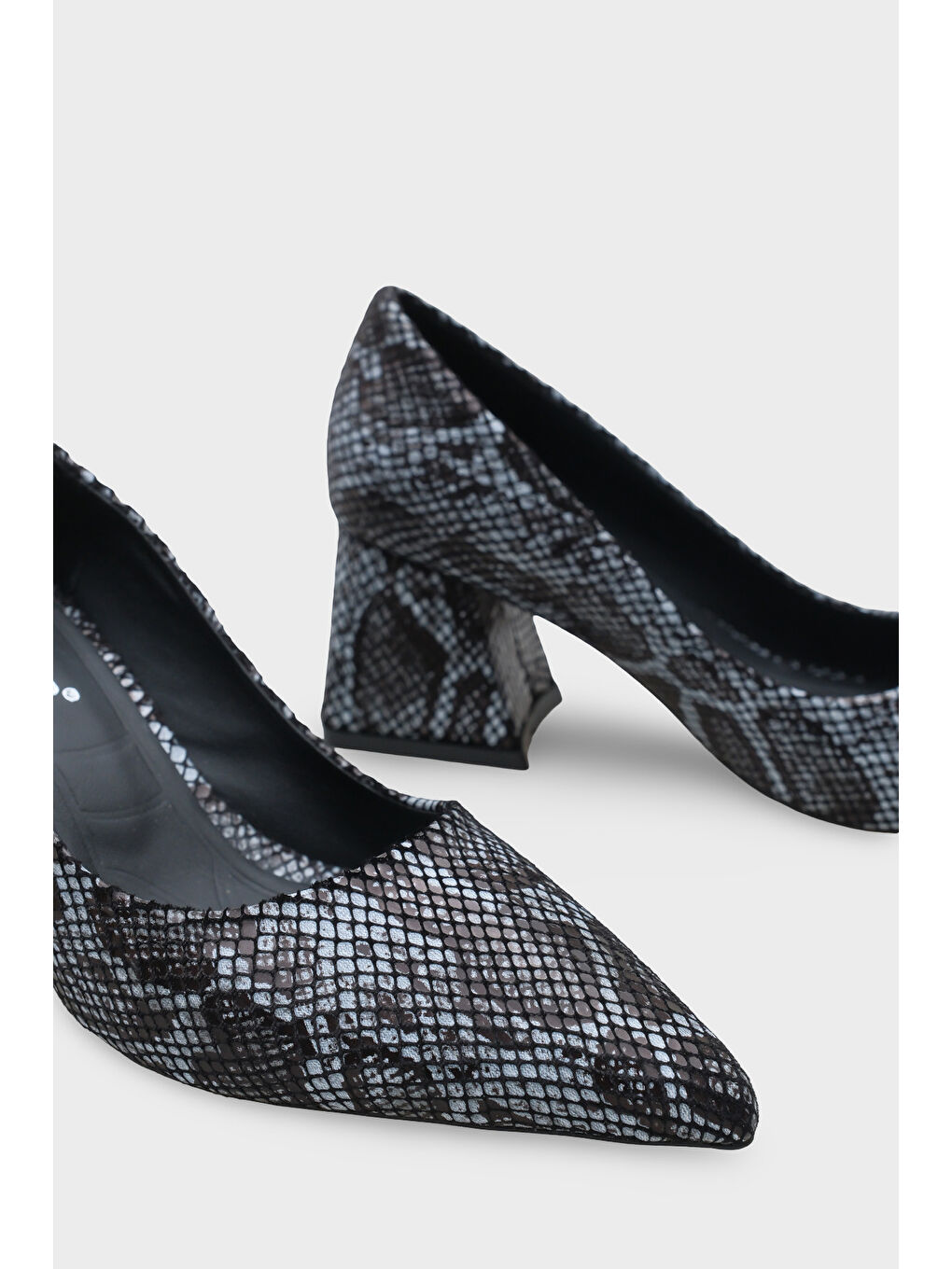 Siyah Sabrina Orta Topuklu Yumuşak Pedli Taban Kadın Ayakkabı-3