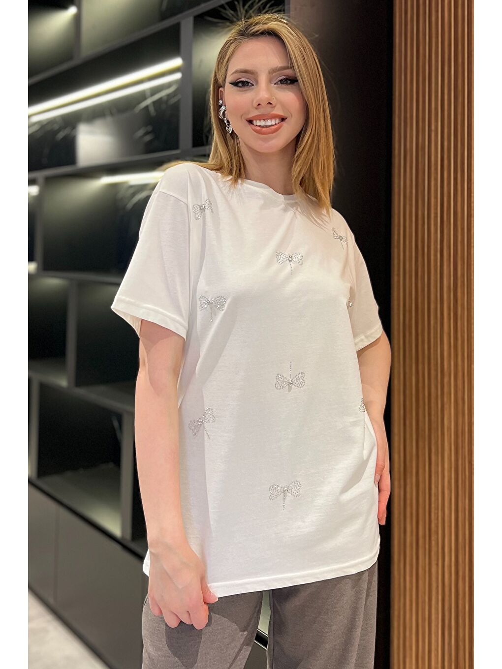 Ekru Fiyonk Taşlı Bisiklet Yaka Kadın Tişört