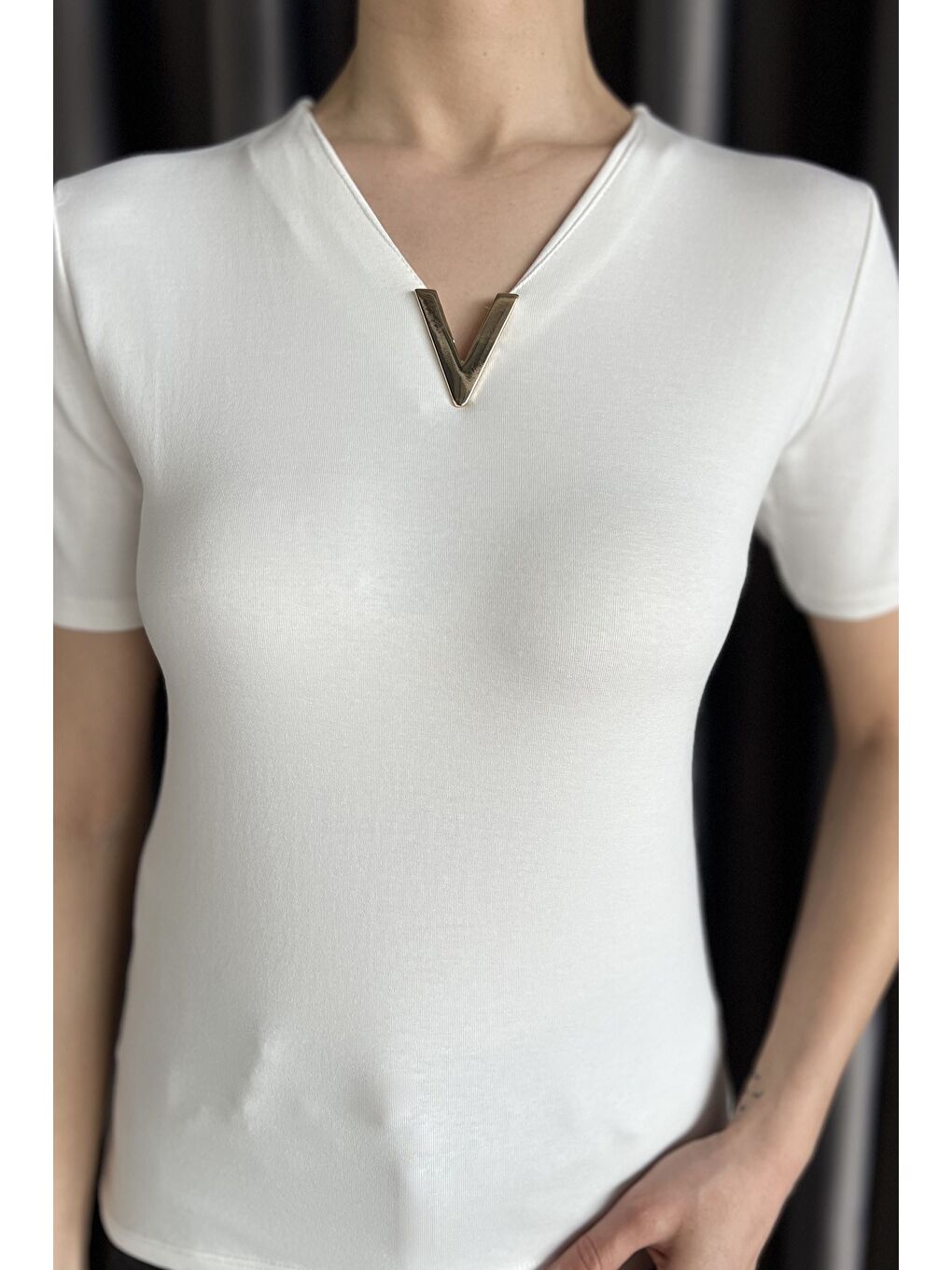 Ekru Kadın V Yaka Gold Toka Detaylı Elastanlı Bluz-3