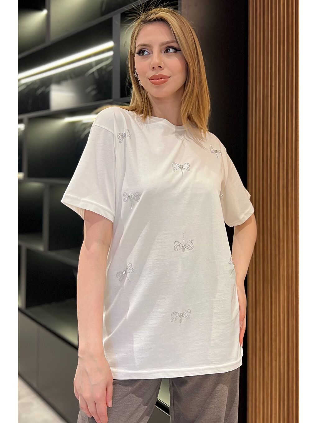 Ekru Fiyonk Taşlı Bisiklet Yaka Kadın Tişört-1