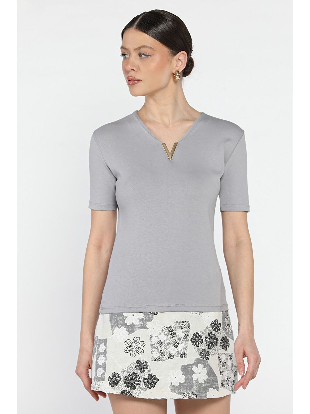 Gri Kadın V Yaka Gold Toka Detaylı Elastanlı Bluz-1