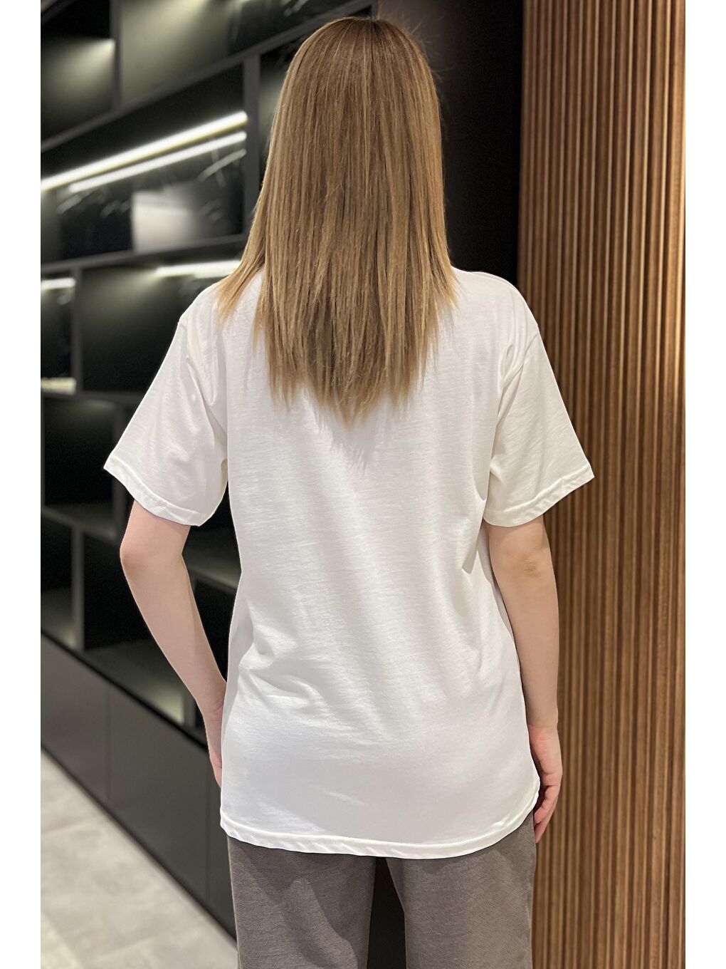 Ekru Fiyonk Taşlı Bisiklet Yaka Kadın Tişört-2