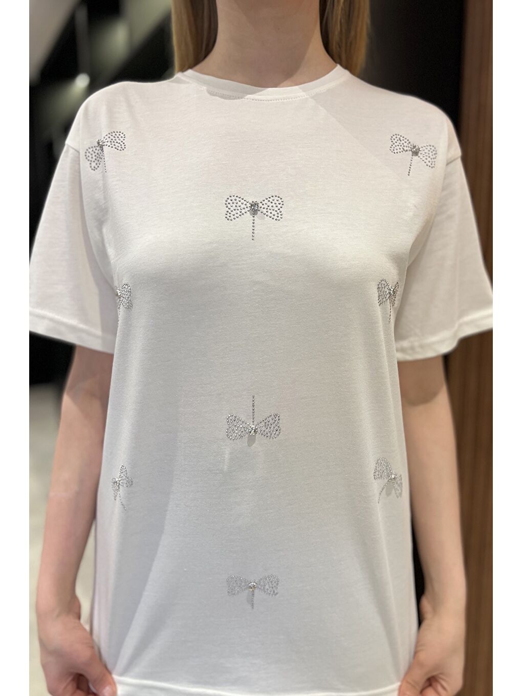 Ekru Fiyonk Taşlı Bisiklet Yaka Kadın Tişört-3