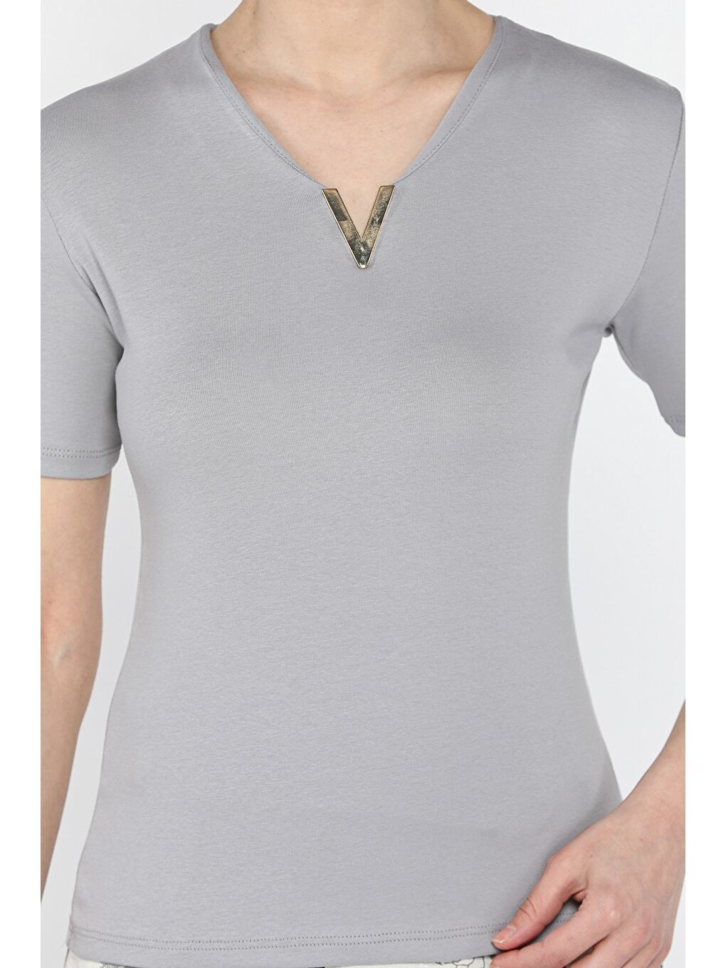 Gri Kadın V Yaka Gold Toka Detaylı Elastanlı Bluz-3