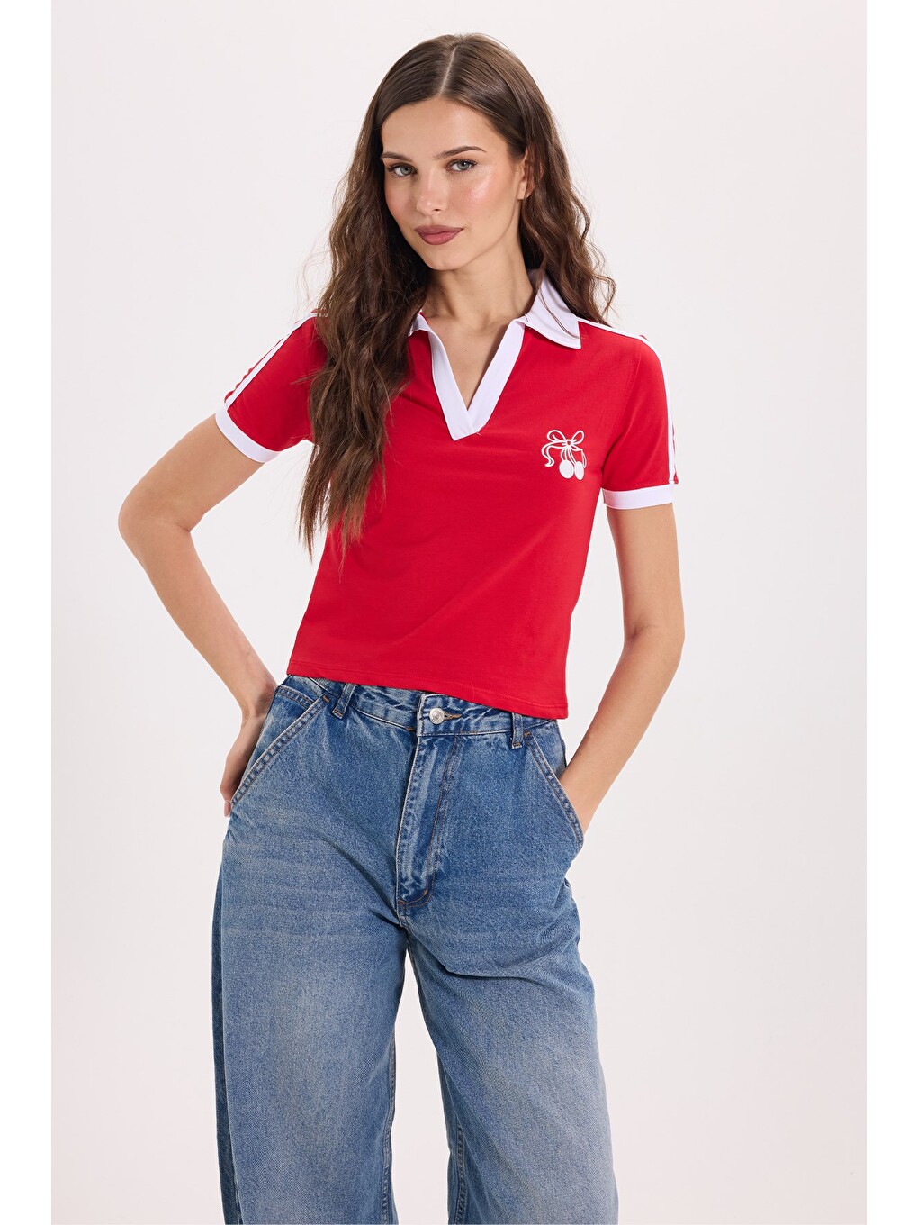Kadın Slim Fit Dar Kesim Kısa Kollu Baskılı Omzu Şeritli V Yaka Kırmızı Tişört Body