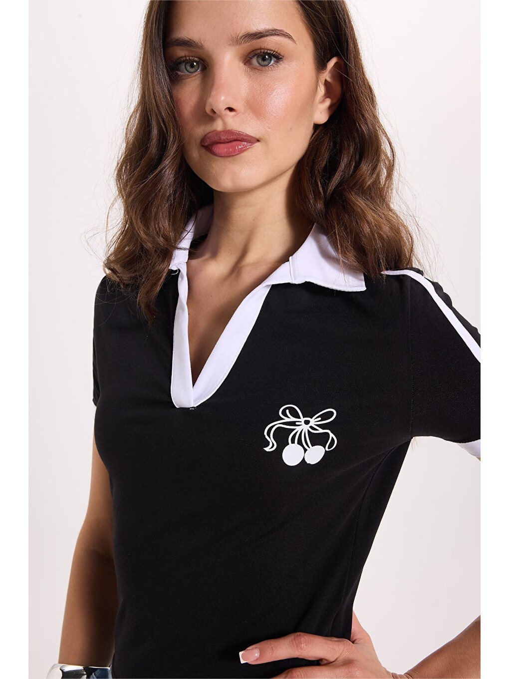 Kadın Slim Fit Dar Kesim Kısa Kollu Baskılı Omzu Şeritli V Yaka Siyah Tişört Body-5