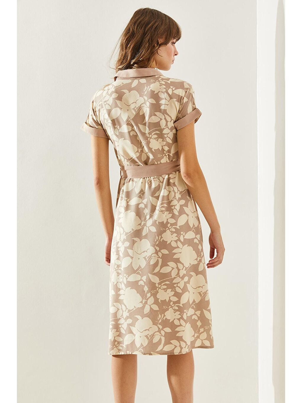 Bej Kadın Yaprak Desenli Kuşaklı Düğmeli Midi Boy Elbise-1