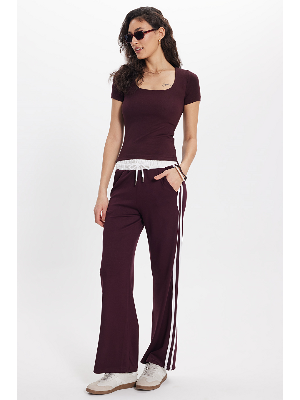 Kadın Slim Fit Dar Kesim Modal Kumaş Yumuşak Dokulu Pamuklu Kare Yaka Kısa Kollu Mürdüm Tişört-1