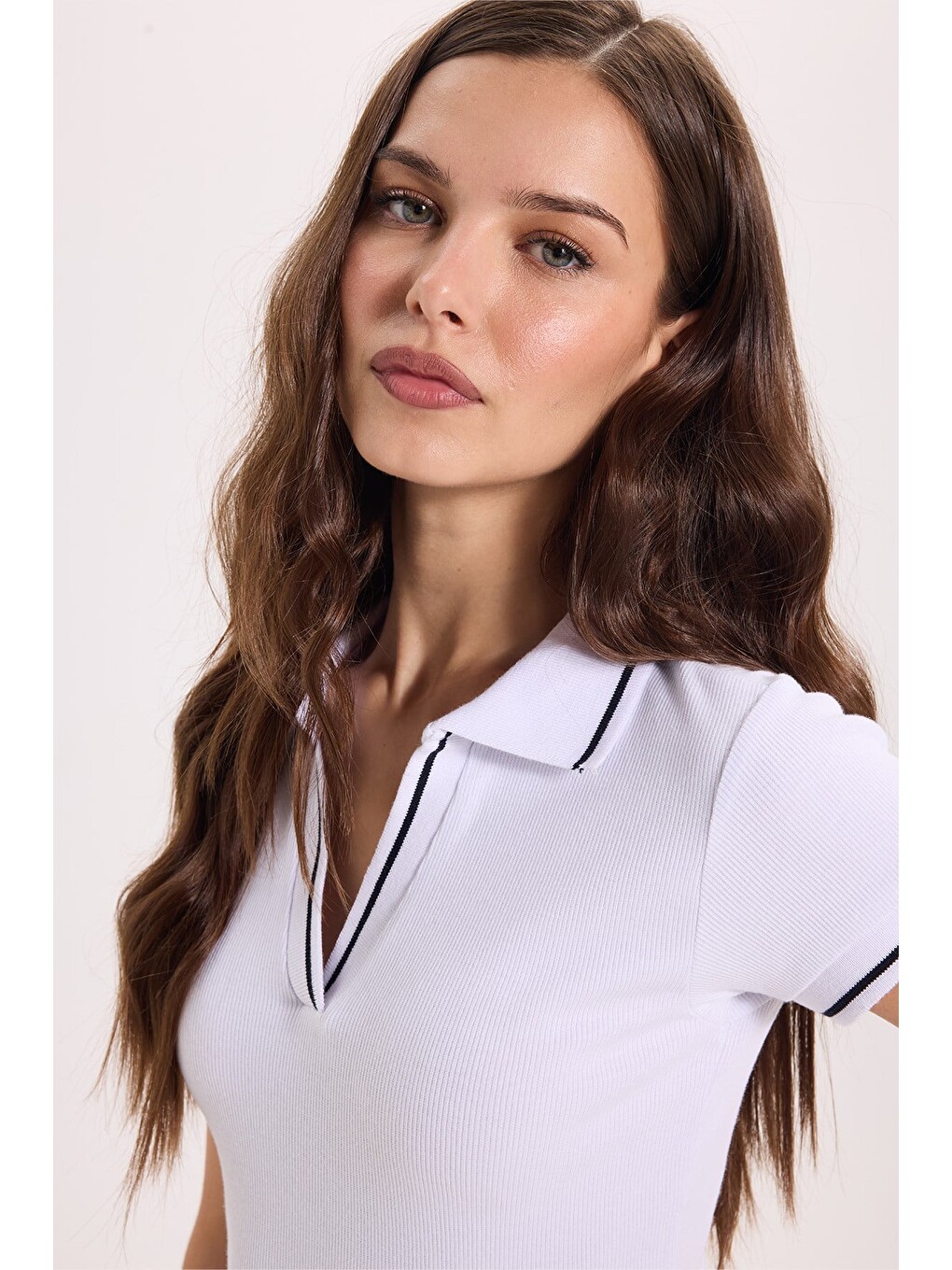 Kadın Slim Fit Dar Kesim Pamuklu Polo Yaka Kısa Kollu Beyaz Tişört-4