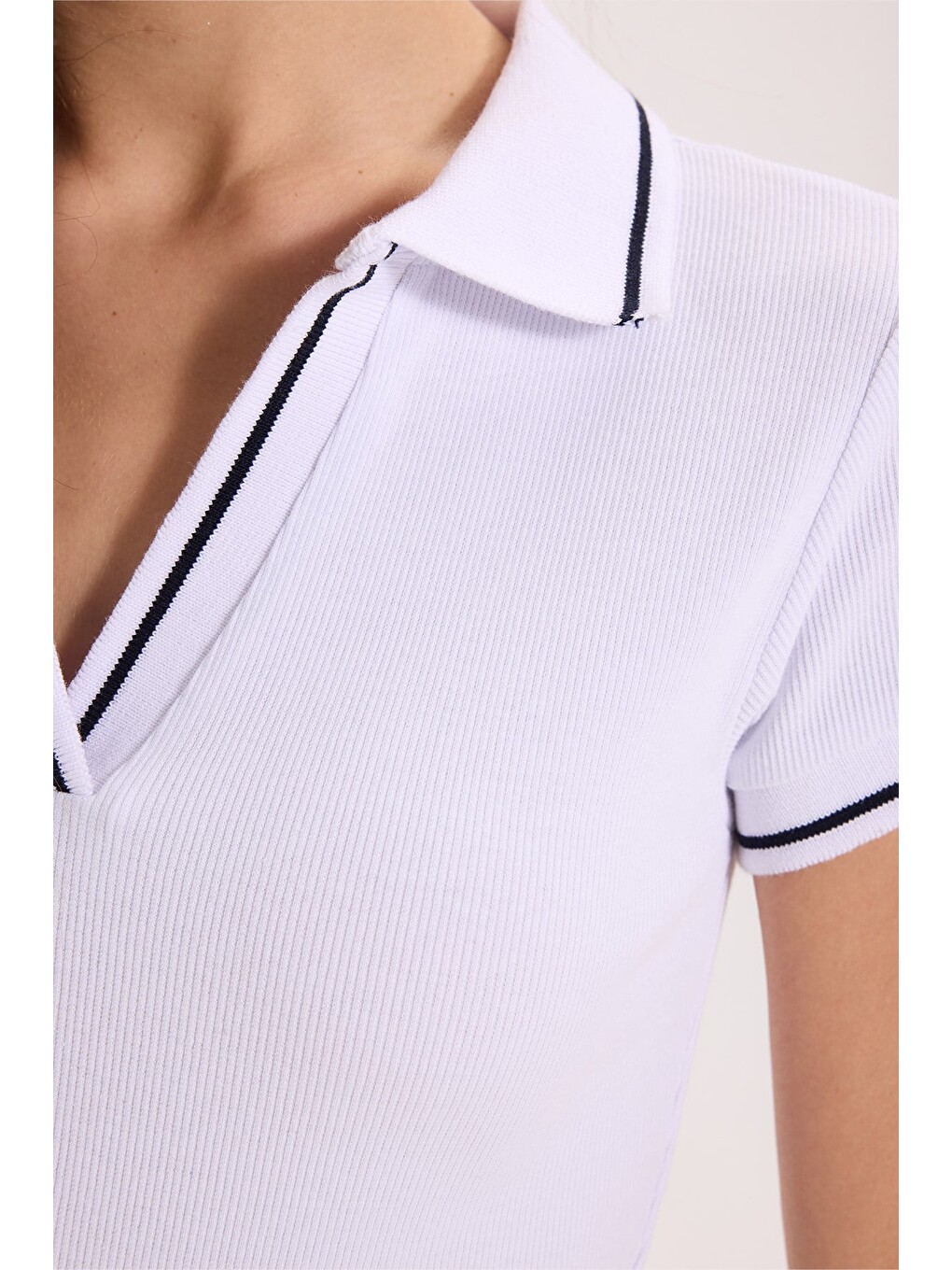 Kadın Slim Fit Dar Kesim Pamuklu Polo Yaka Kısa Kollu Beyaz Tişört-6