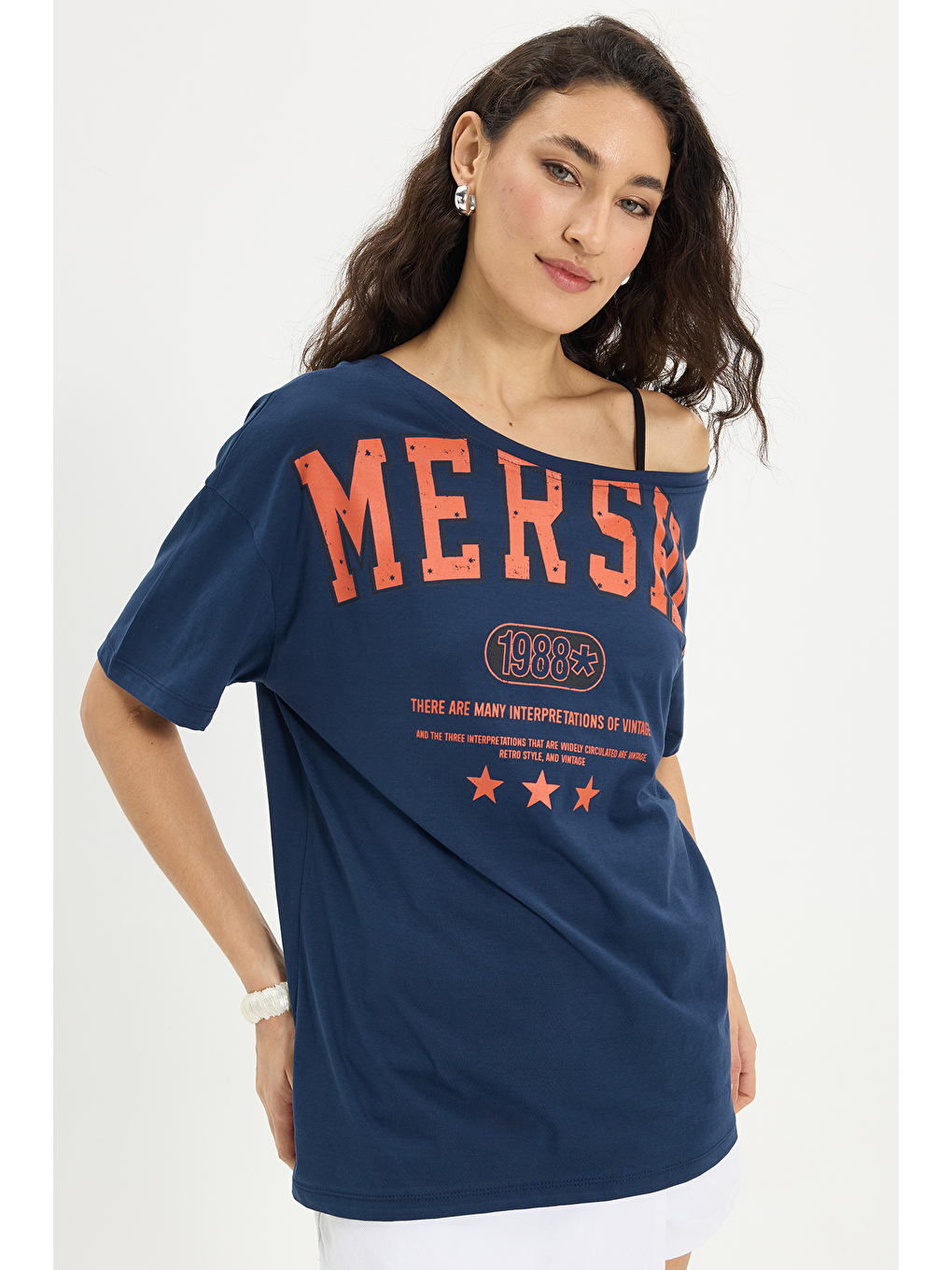 Kadın Oversize Geniş Kesim %100 Pamuk Kayık Yaka Kısa Kollu Baskılı Lacivert Tişört-6