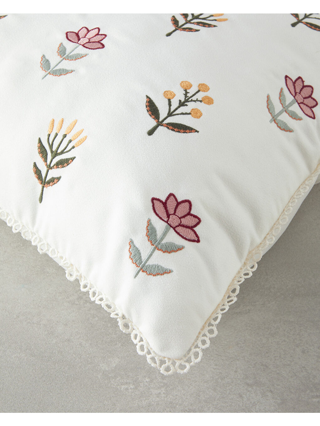 Zaira Nakışlı Dekoratif Kırlent Kılıfı 45x45 cm Ekru-1